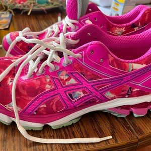ASICS Susan B Koman cancer awareness.color pink flowers